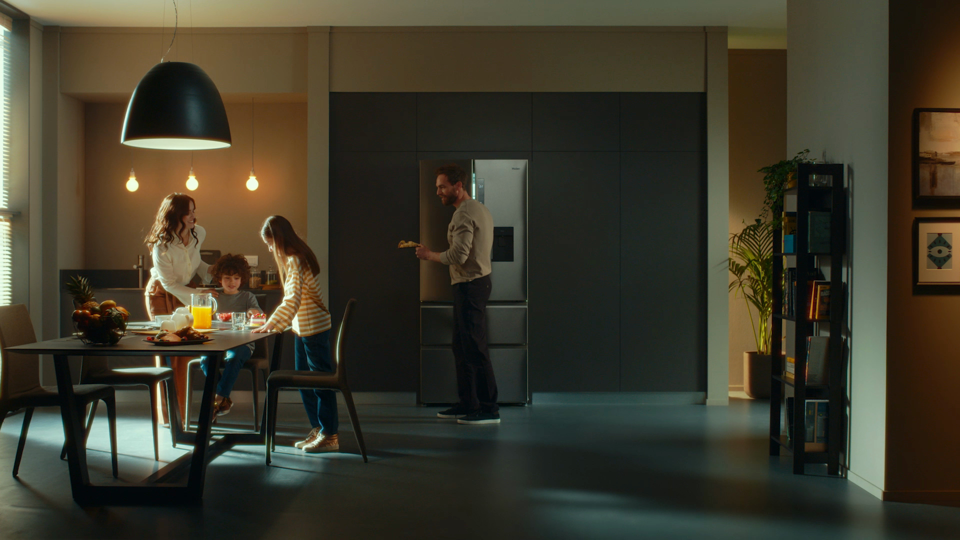 HAIER MULTIDOOR — film still